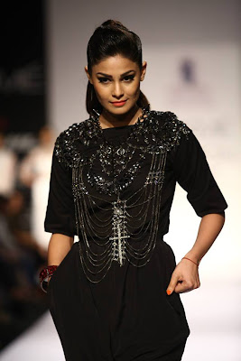 Puja Gupta Walks the Ramp for House of Chic on LFW 2013