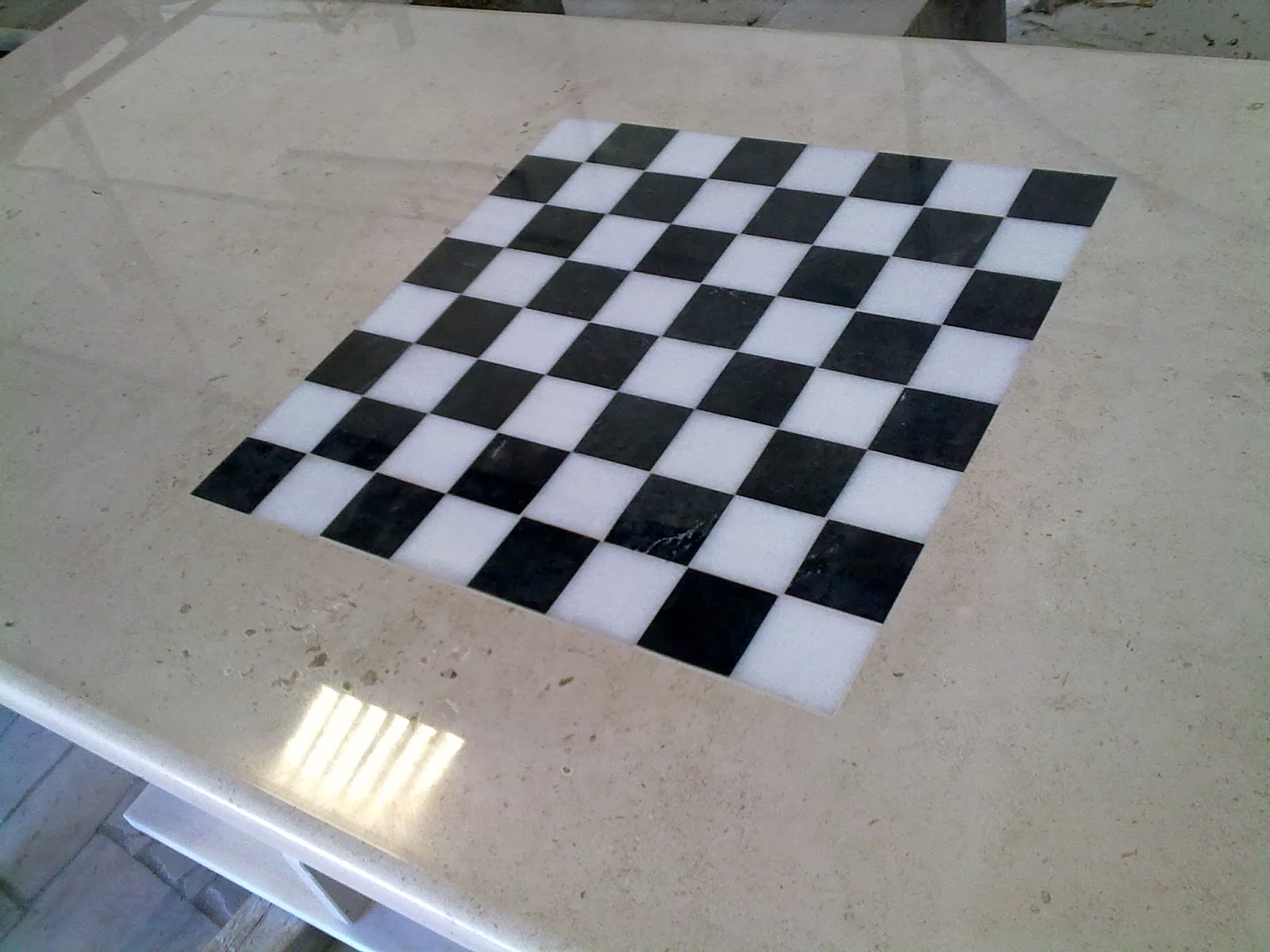 LC MÁRMORES - SÃO BRÁS DE ALPORTEL: Mesa, tampo em moleanos com jogo de  xadrez em mármore e granito.