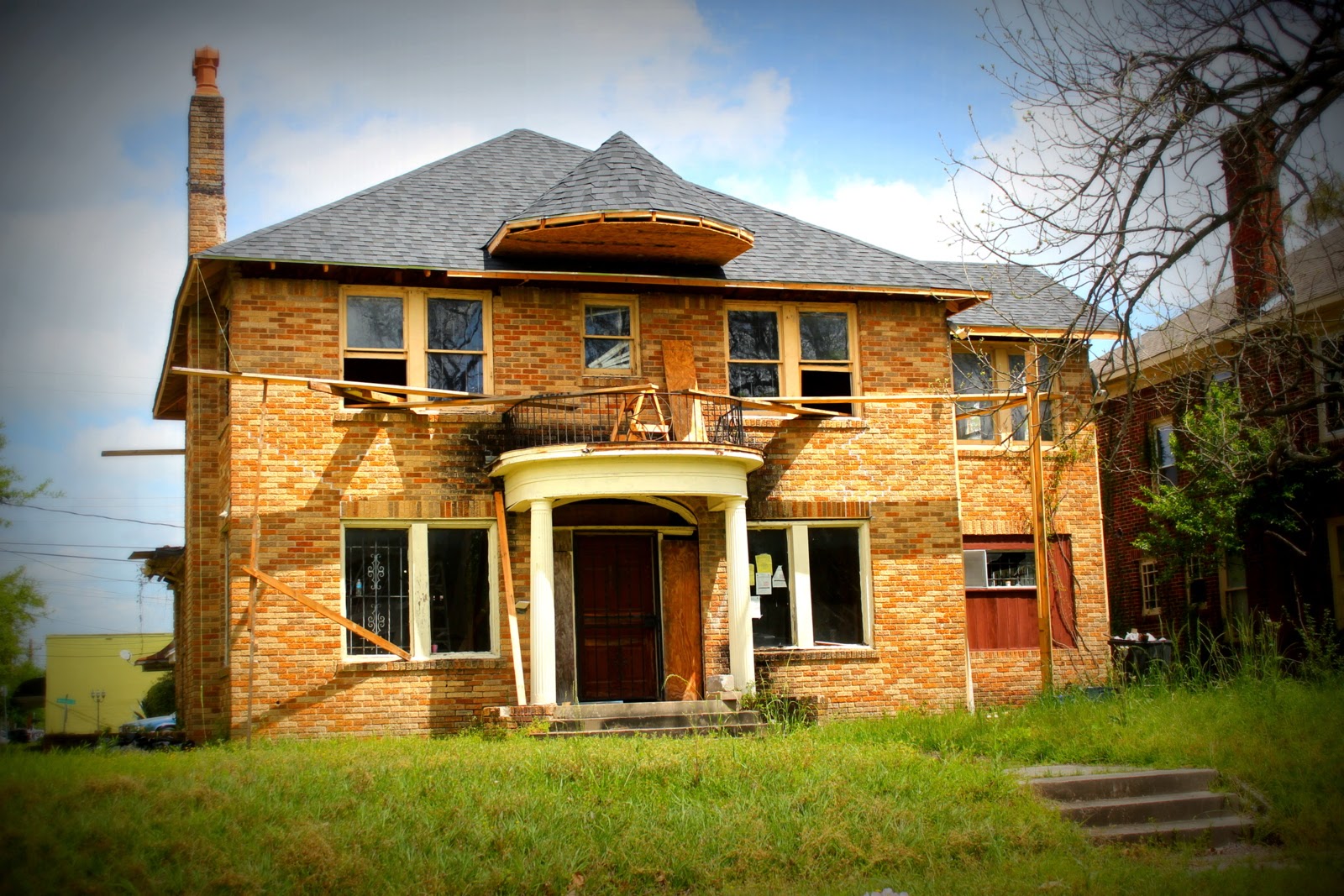 Lost with a Compass in hand... The Abandoned Mansions of Riverside