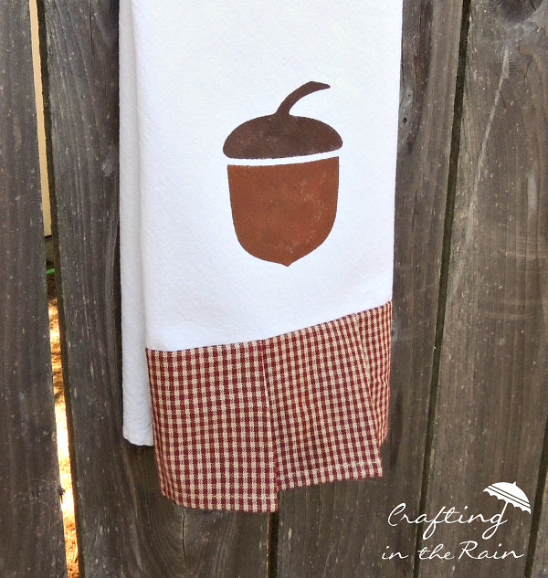 DIY Acorn Tea Towel by Crafting in the Rain | Mabey She Made It | #teatowel #stencil #frezerpaperstencil #fall #giftidea #autumn