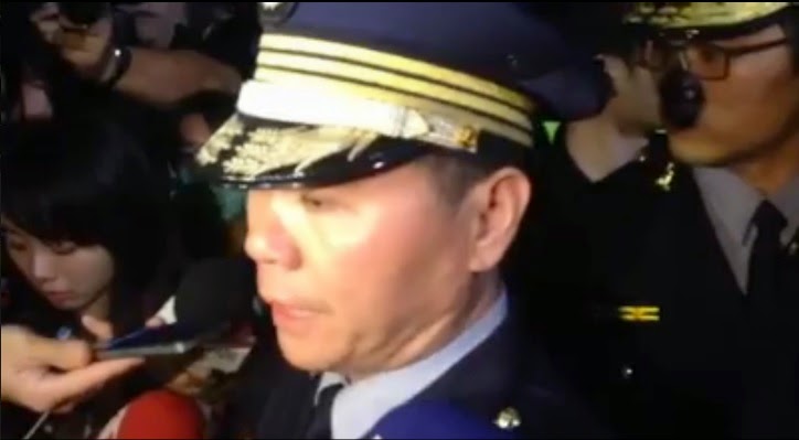 針對學生、民眾攻占立法院議場,台北市中正第一分局長方仰寧19日凌晨呼籲學生,趕快返家休息。圖:翻攝自獨立媒體記者Jessie Chen影片。 針對學生、民眾攻占立法院議場,台北市中正第一分局長方仰寧19日凌晨呼籲學生,趕快返家休息。圖:翻攝自獨立媒體記者Jessie Chen影片。