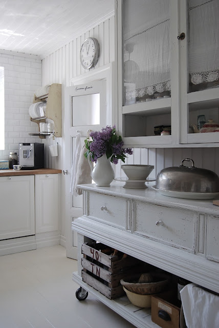 white Scandanavian cottage kitchen