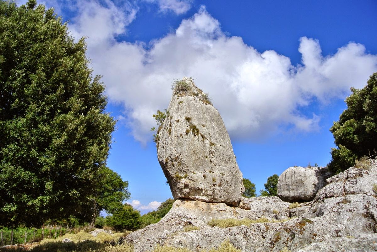 Διαδρομές και μονοπάτια της Ιθάκης: Τα μενίρ της Ανωγής