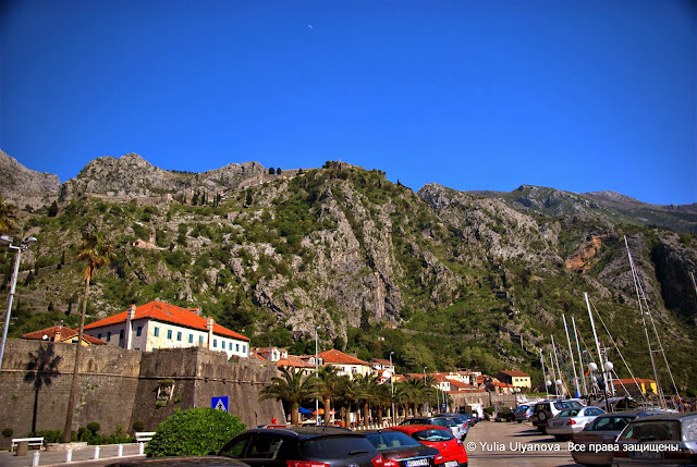 Вид на горы с набережной Котора. Черногория