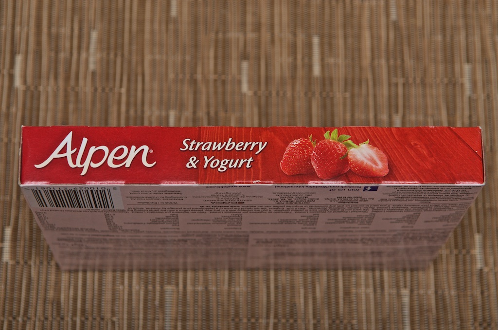 Alpen Strawberry & Yogurt cereal bars (145g) par Weetabix