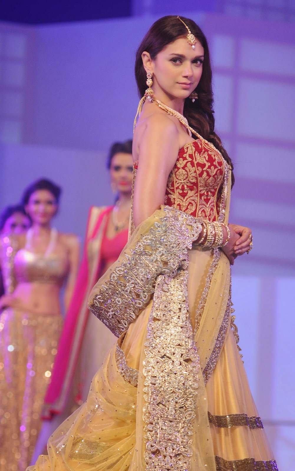 Zarine Khan, Neetu Chandra, Sushmita Sen Smoking Hot Stills - HD Latest