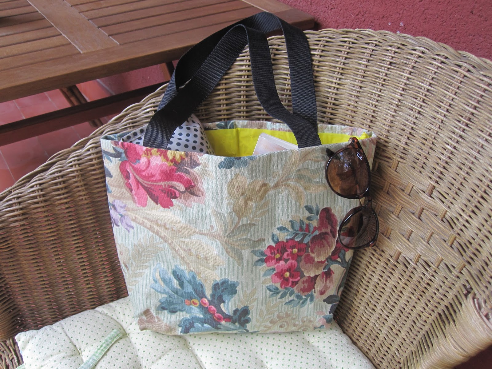 Y he aquí un bonito bolso sin coser ya terminado. Creedme que he hecho la prueba y soporta todo lo que llevo a diario en el bolso (que es mucho) y más