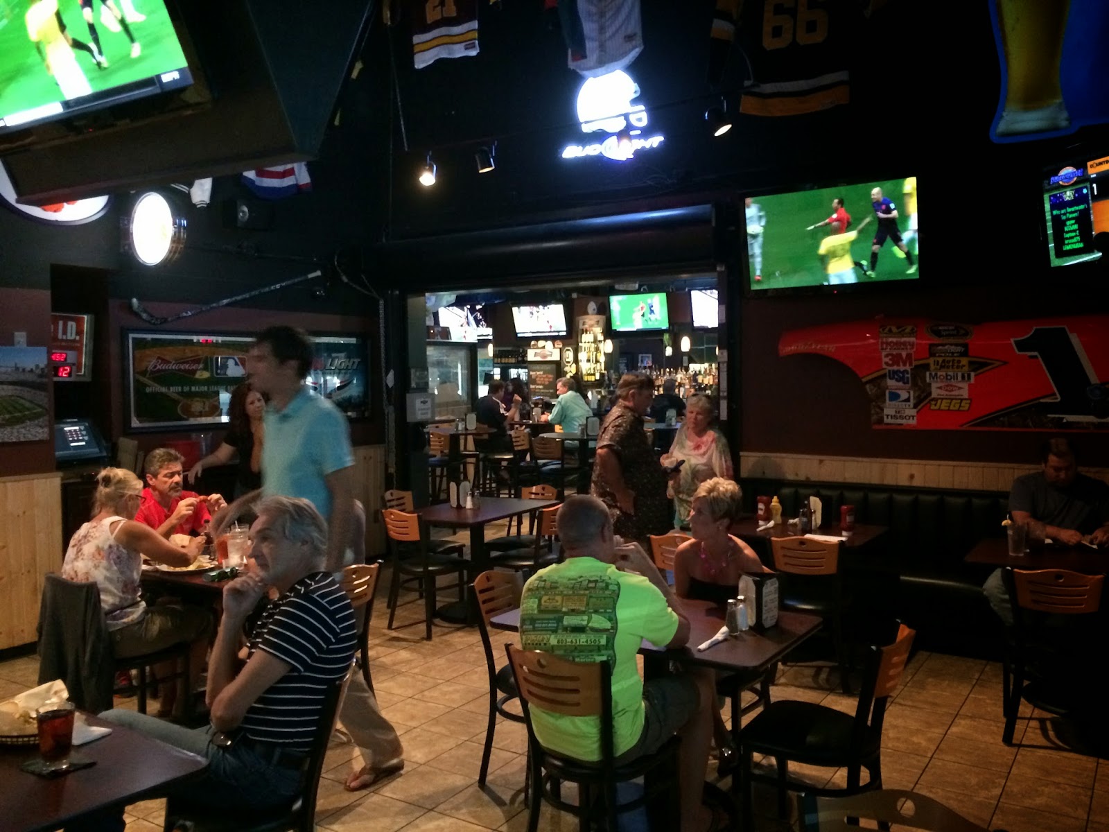 PIG OUT SPOTS Sweetwater Bar & Grill (Lake Wylie, SC)