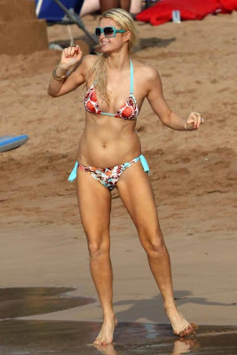 Paris Hilton Beach Fun - Colouring Bikini Pics