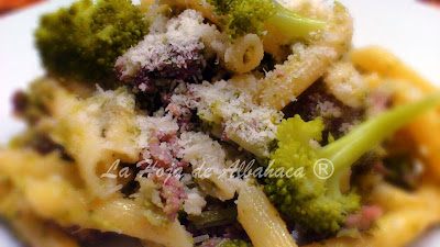 Pasta con brócolis, longaniza, salchicha