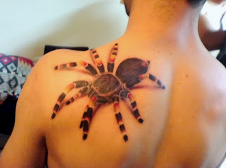 Tatuaje realista de araña gigante en la espalda