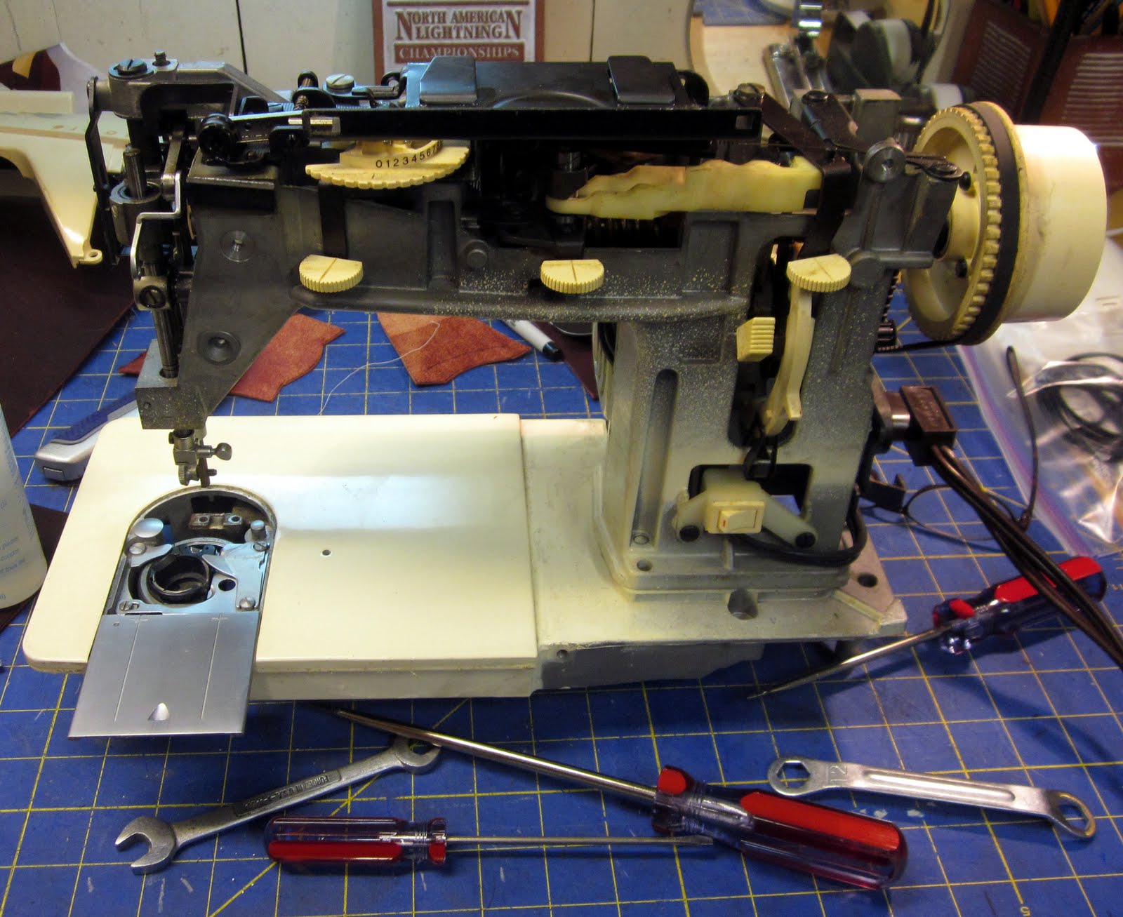 MI Vintage Sewing Machines Singer 353 Genie (1973)