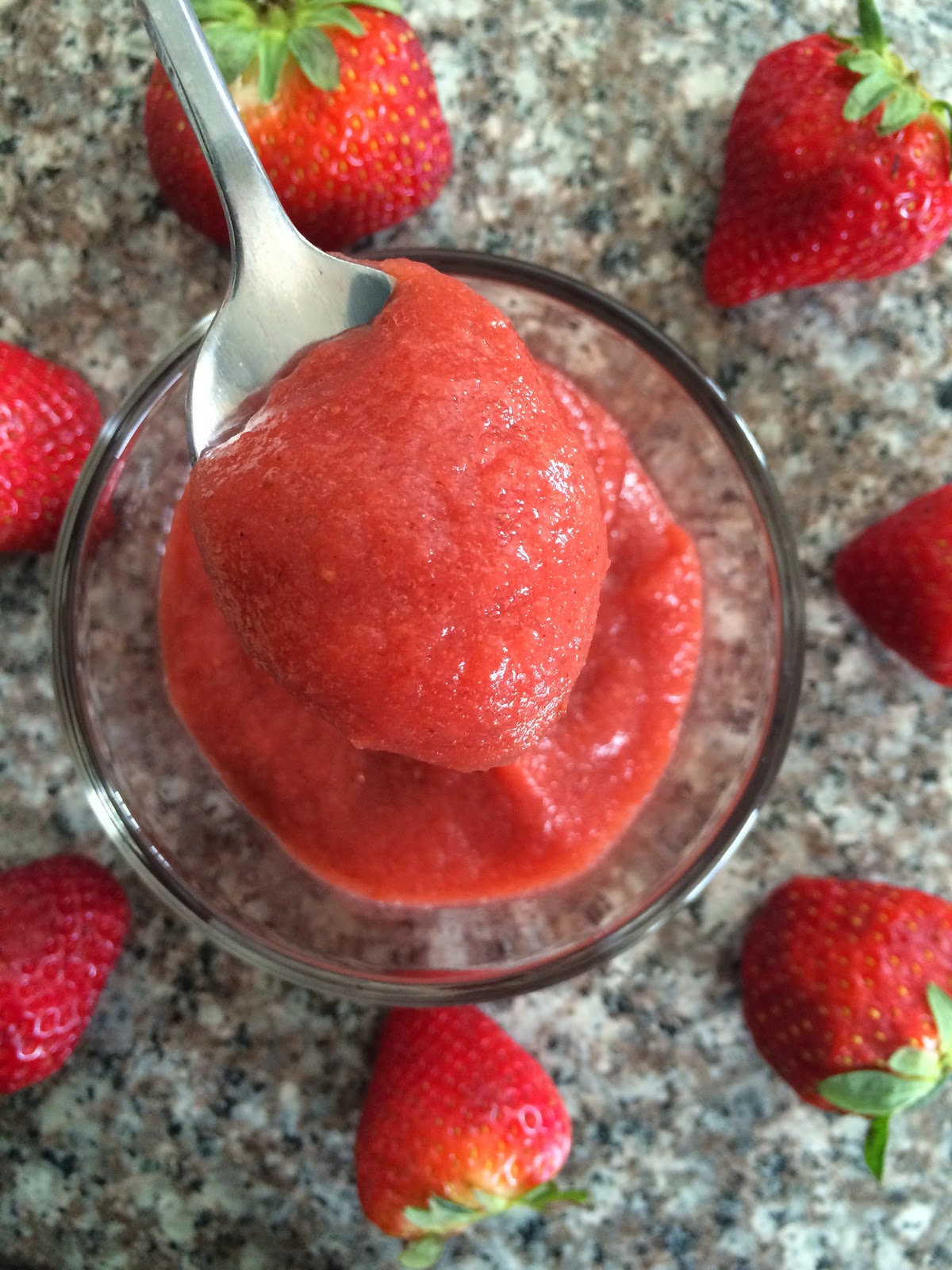 two happy bellies. strawberry applesauce {no sugar added}.