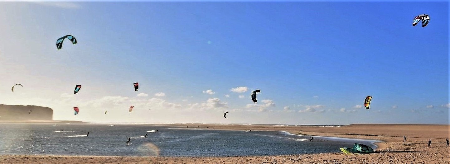 Kite surfing at Foz do Arelho beach