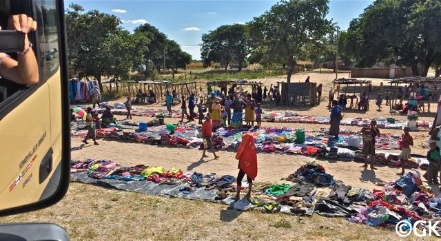 Kleidermarkt an der Straße nach Shakawe am Okavango.