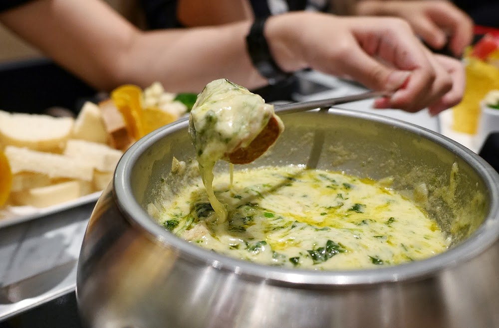 The Melting Pot Jakarta Definelety A Yes For Cheese Fondue