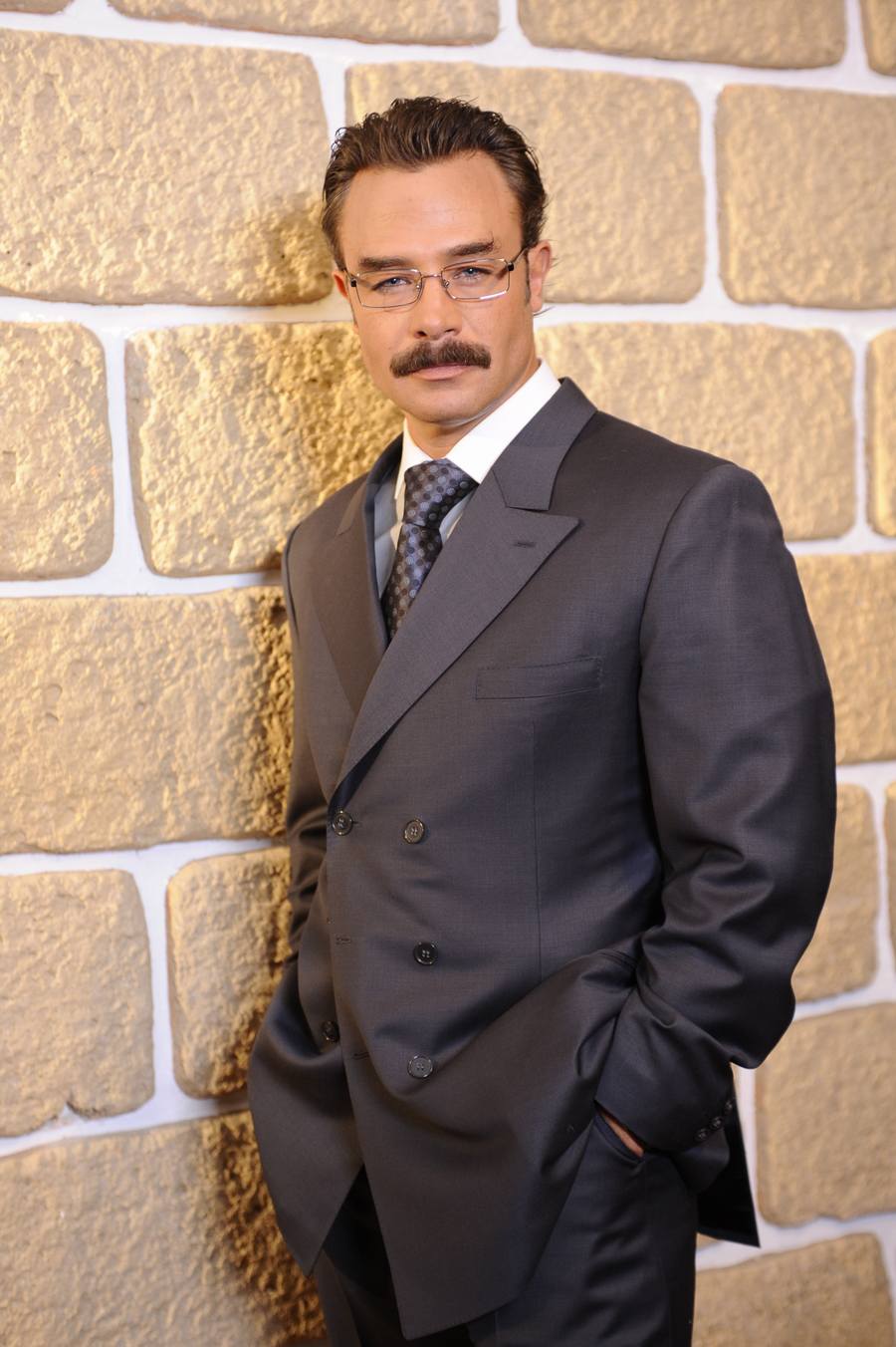 serialy-filmy: Sergio Sendel