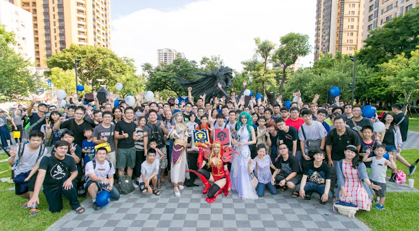 阿薩斯雕像周年野餐派對登場 吸引逾2千名玩家齊聚草悟道同樂。 阿薩斯雕像周年野餐派對登場 吸引逾2千名玩家齊聚草悟道同樂。