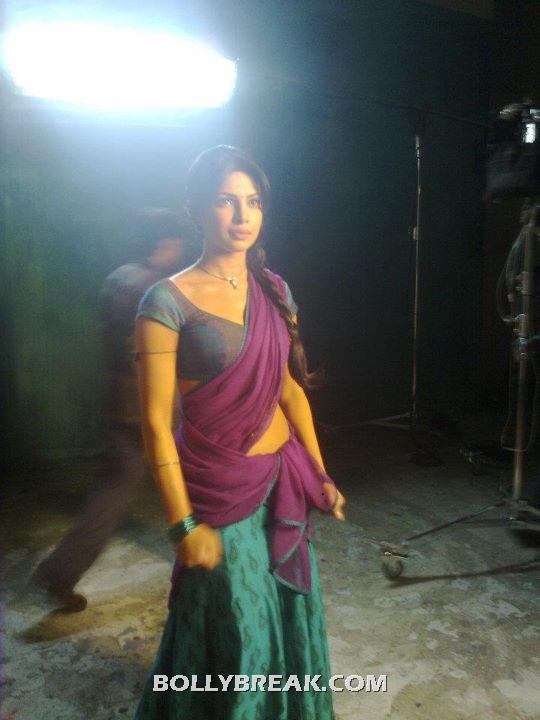 Priyanka Chopra real life hot saree - (2) - Priyanka Chopra Agneepath unseen On the Set Pics