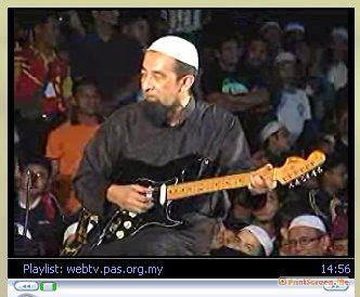 Ustaz Azhar Idrus main gitar