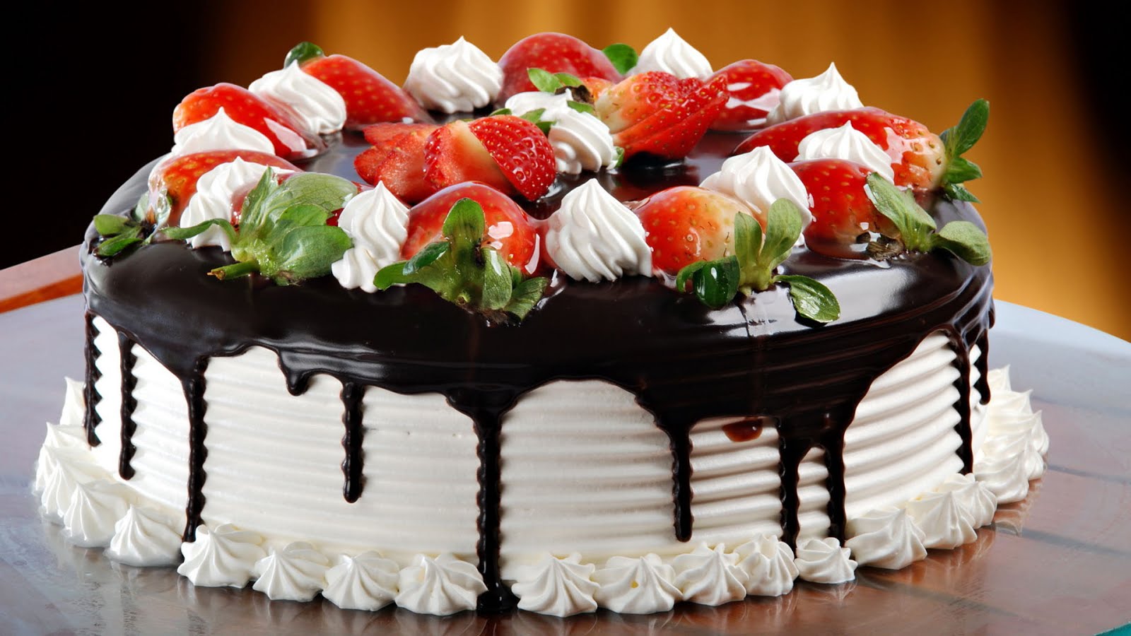 feliz cumple años zafi Delicioso-pastel-de+fresas-chantilly+y+chocolate-