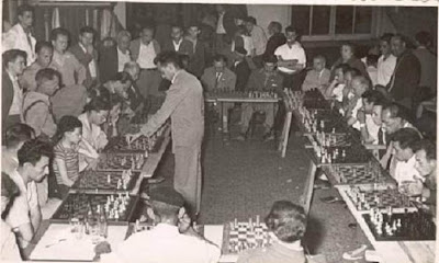 Jaume Mora dando unas simultáneas de ajedrez en 1957