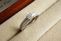 ﾒﾚダイヤモンドをたっぷりと使い腕のつや消しで個性を出したリングができあがりました。