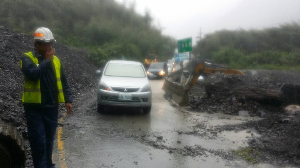 受卡努颱風外圍雲系及東北季風共伴效應影響,造成宜蘭縣大同鄉累積雨量超過大豪雨等級,也造成省道台7甲線(中橫宜蘭支線)11.4K德荃橋(宜蘭大同茂安村)上游野溪大量土石流,淤積至橋面造成道路阻斷。圖為道路遭掩埋畫面。 受卡努颱風外圍雲系及東北季風共伴效應影響,造成宜蘭縣大同鄉累積雨量超過大豪雨等級,也造成省道台7甲線(中橫宜蘭支線)11.4K德荃橋(宜蘭大同茂安村)上游野溪大量土石流,淤積至橋面造成道路阻斷。圖為道路遭掩埋畫面。