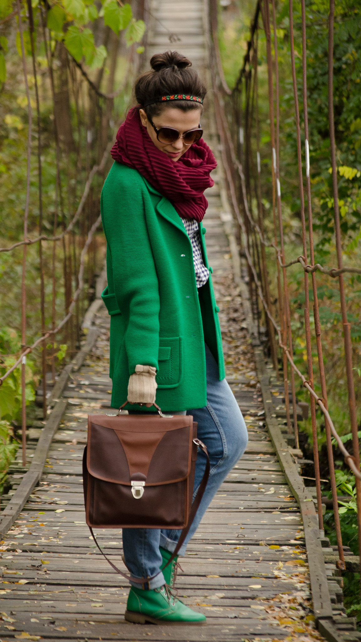 over-sized green sweater fall outfit mom jeans h&m green boots brown satchel bag thrifted blue shirt bow tie burgundy scarf school gloves