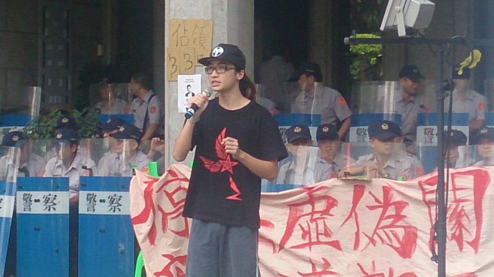 北區反課綱聯盟總召朱震1日上午表示,教育部長吳思華可以做的,「就是認錯道歉,然後下台」。圖:王子軒/攝 北區反課綱聯盟總召朱震1日上午表示,教育部長吳思華可以做的,「就是認錯道歉,然後下台」。圖:王子軒/攝