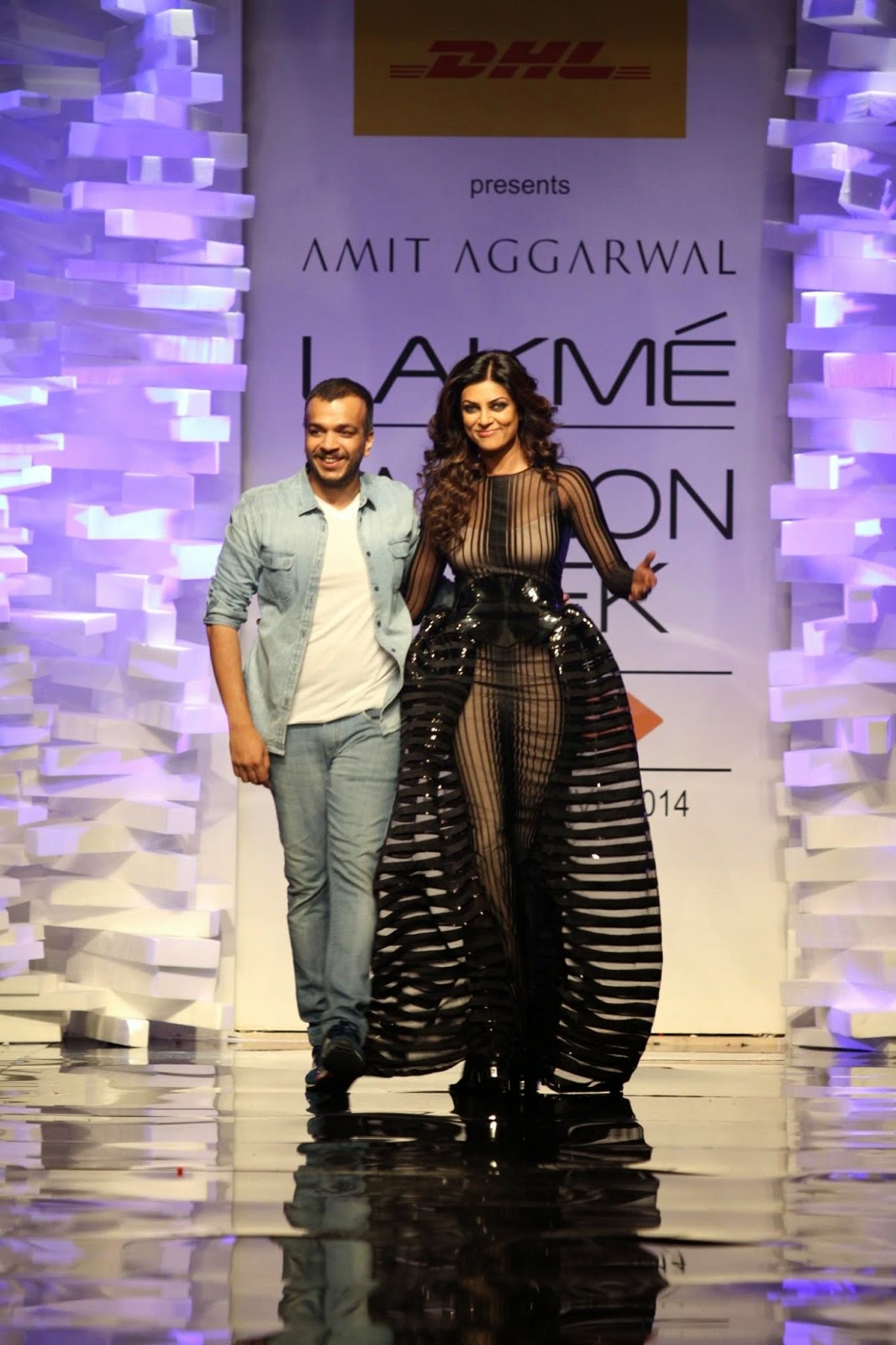 High Quality Bollywood Celebrity Pictures: Sushmita Sen Looks Smoking