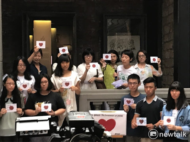 台灣高中生代表一起在卡片寫下想對慰安婦阿嬤及日本政府說的話。 台灣高中生代表一起在卡片寫下想對慰安婦阿嬤及日本政府說的話。