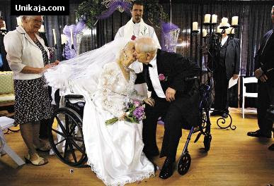 image 1 Ulang Tahun ke 100, Wanita Ini Dinikahi Kekasihnya