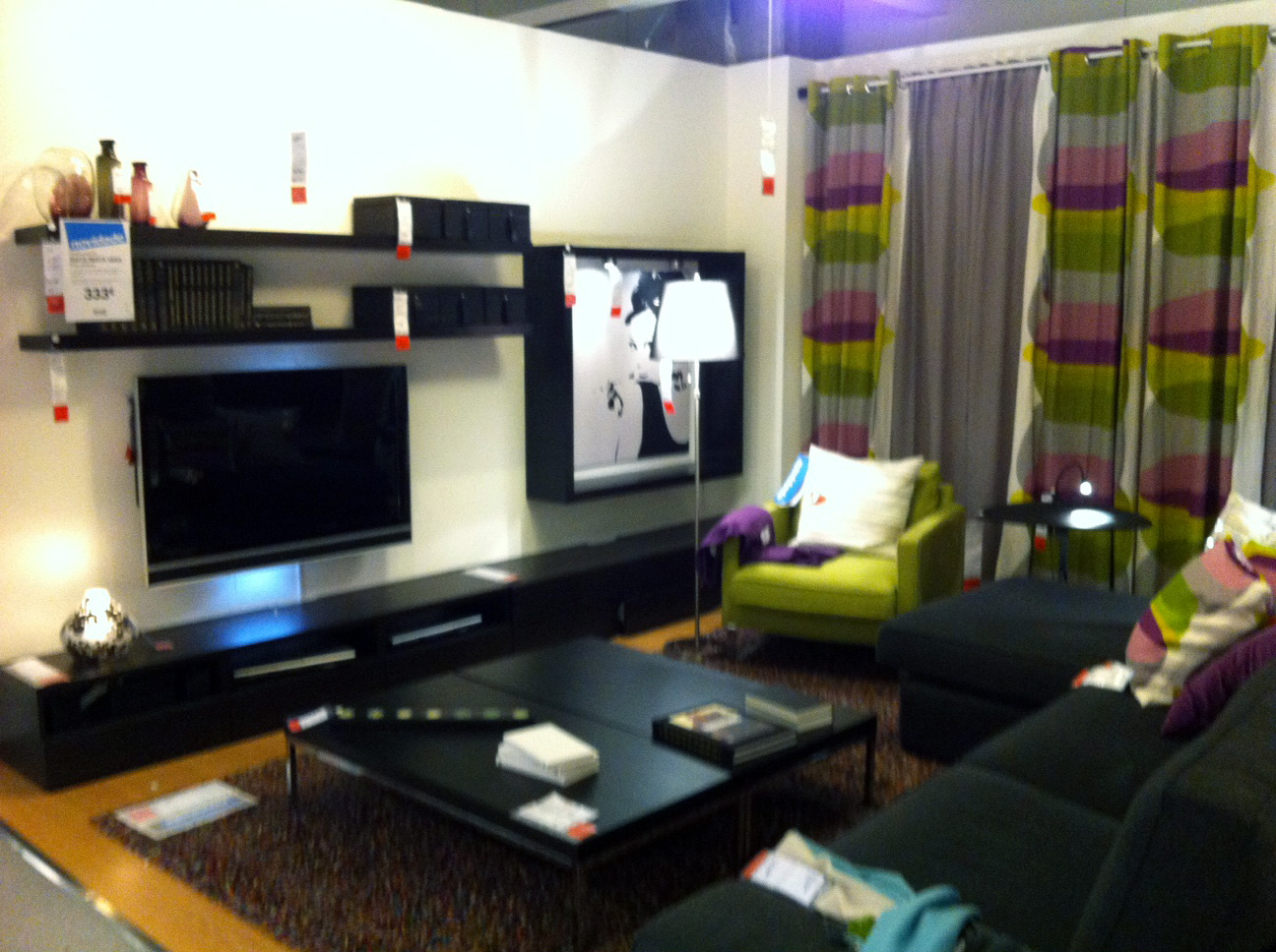 Sala De Estar Ikea ~ Ikea Sala Decorada com Móveis Escuros e Apontamentos de Verde e Sala De Estar Ikea ~ Ikea Sala Decorada com Móveis Escuros e Apontamentos de Verde e