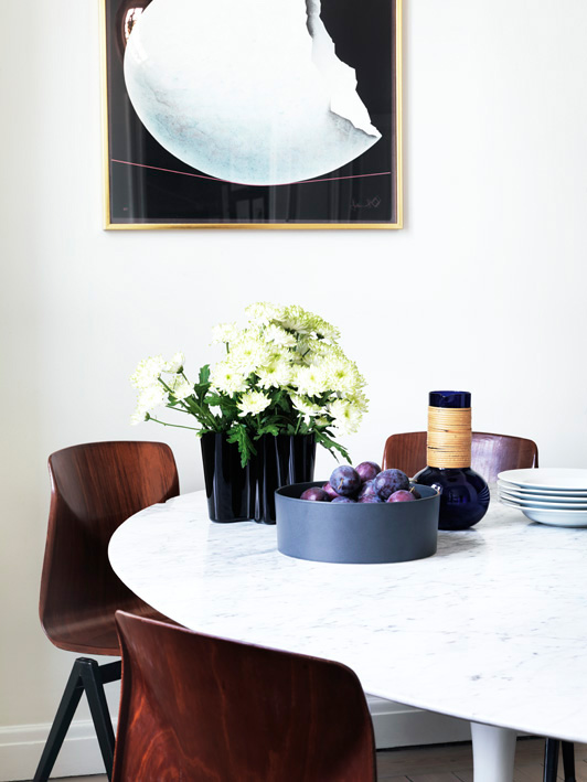 comedor+sobre+mesa+marmol+bertoia.jpg