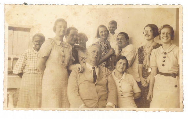 FAMILIA REUNIDA - ANOS 40