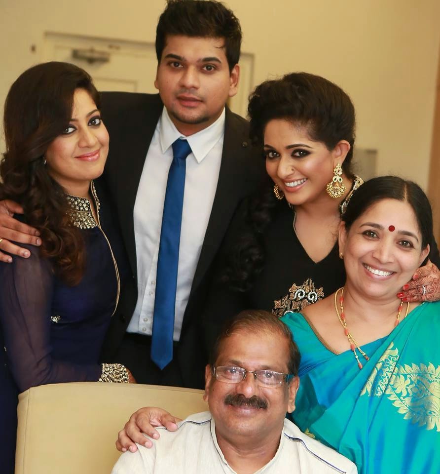 Kavya is with her family Photos - Videospot