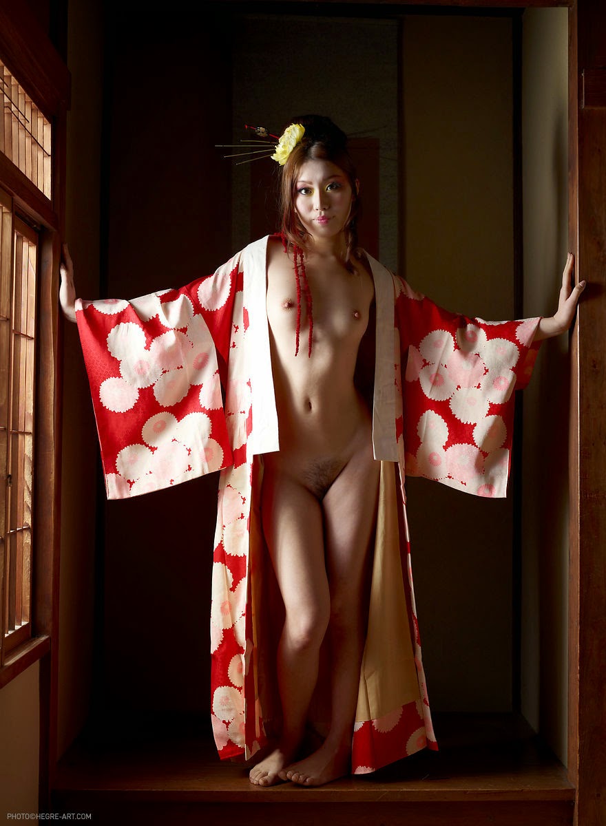 jeune femme asiatique nue sur kimono ouvert 