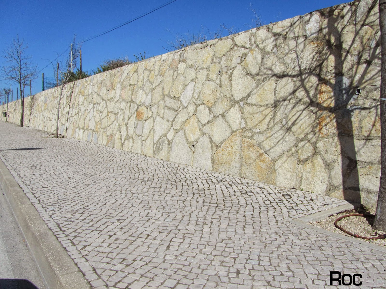 Projeto Roc2c em Benedita, Muro em pedra e calçada branca, …