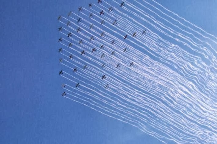 49 aviones vuelan en formación contra el cancer de mama 49 aviones vuelan en formación contra el cancer de mama