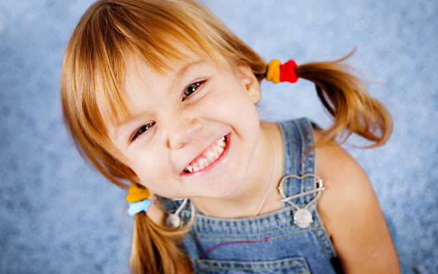 Contrastes, niñas y niños llorando, niñas y niños riendo.