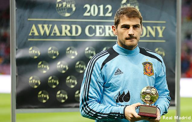 Casillas recebeu o troféu da IFFHS como melhor goleiro do Mundo de 2012.