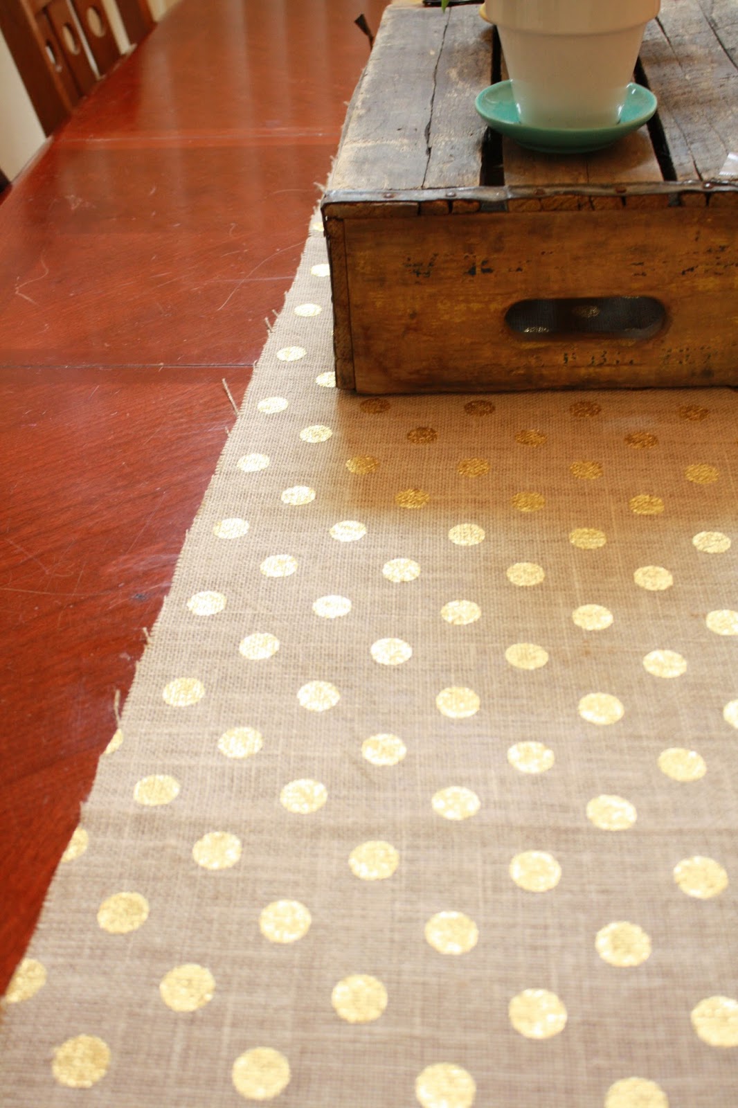 Joyful Treasure Hunting Easy Burlap Table Runner DIY