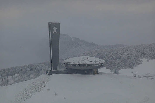 Monumento Buzludzha forma OVNI sovietico edificio