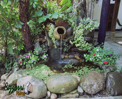 Bizzarri pedras: espelho dágua, lagos ornamentais e cascatas de pedra Cascata em lago ornamental