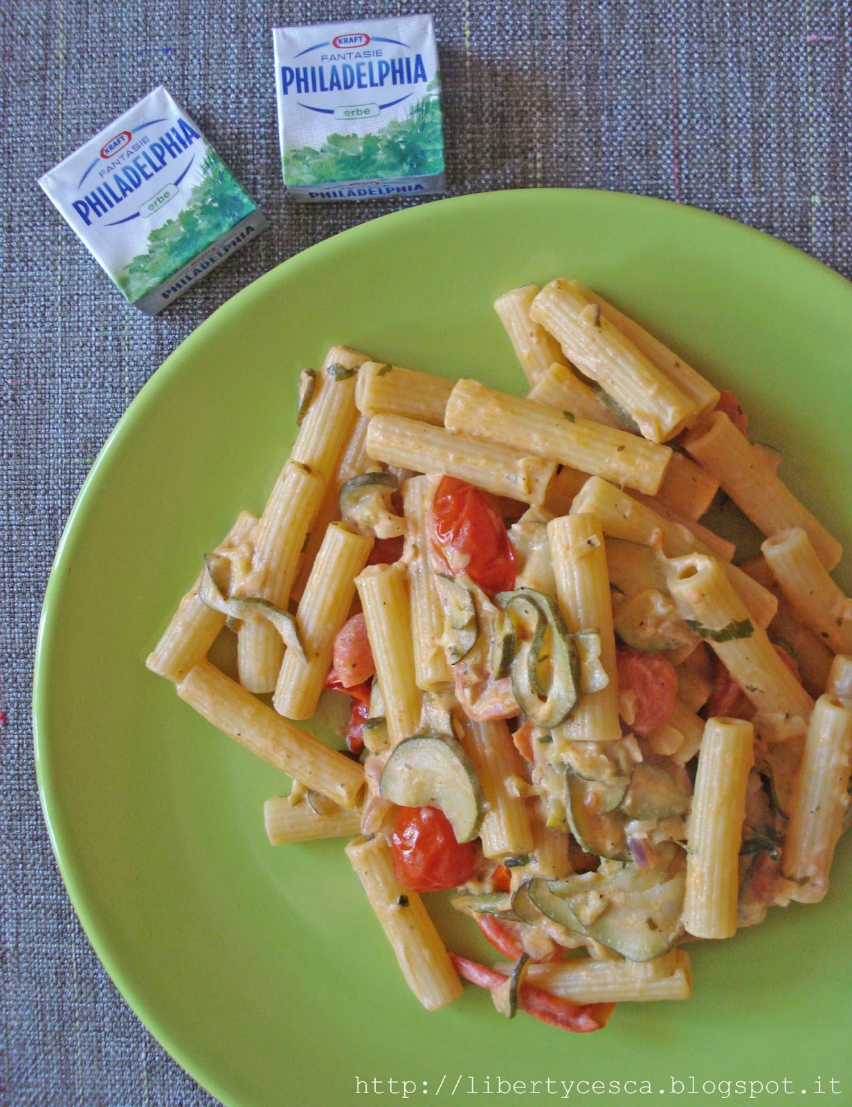 Pasta con Philadelphia alle erbe, zucchine e pomodorini / Pasta with