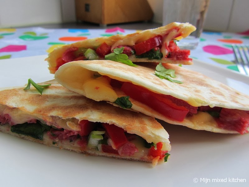 Mijn mixed kitchen Quesadilla met salami, bosui, puntpaprika en kaas
