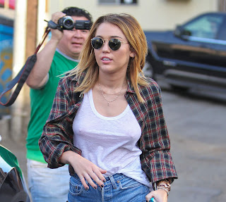 Miley Cyrus braless candid pictures
