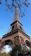 搭地鐵來到了巴黎鐵塔的腳下～～！！ 來補拍巴黎鐵塔白天的英姿～～～^O^ (thumb paris tower )
