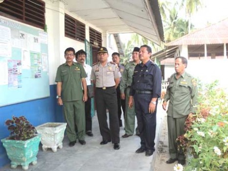 INFO TABAGSEL.com: UN SMP Paluta Dikawal Polisi